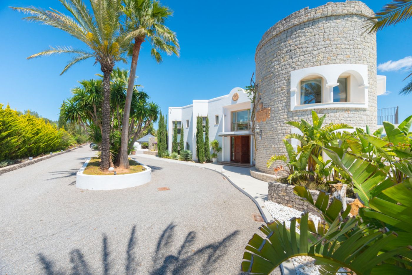 Villa de lujo cerca de Ibiza, con licencia turística y exteriores espectaculares