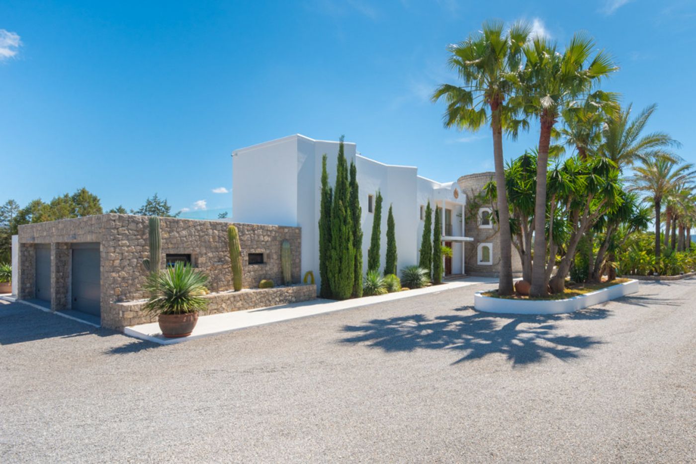 Villa de lujo cerca de Ibiza, con licencia turística y exteriores espectaculares