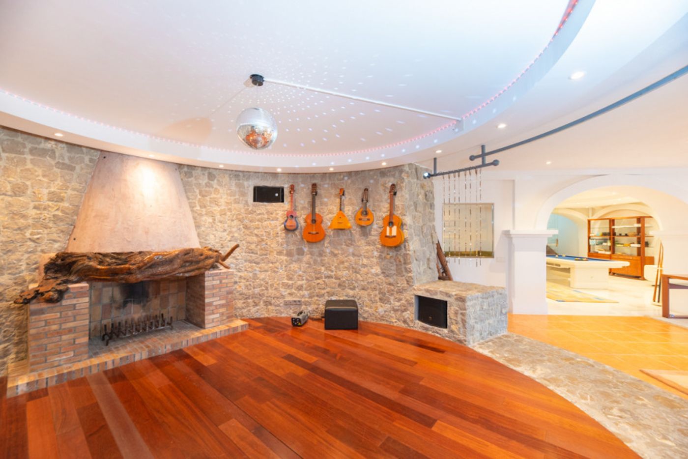 Villa de lujo cerca de Ibiza, con licencia turística y exteriores espectaculares