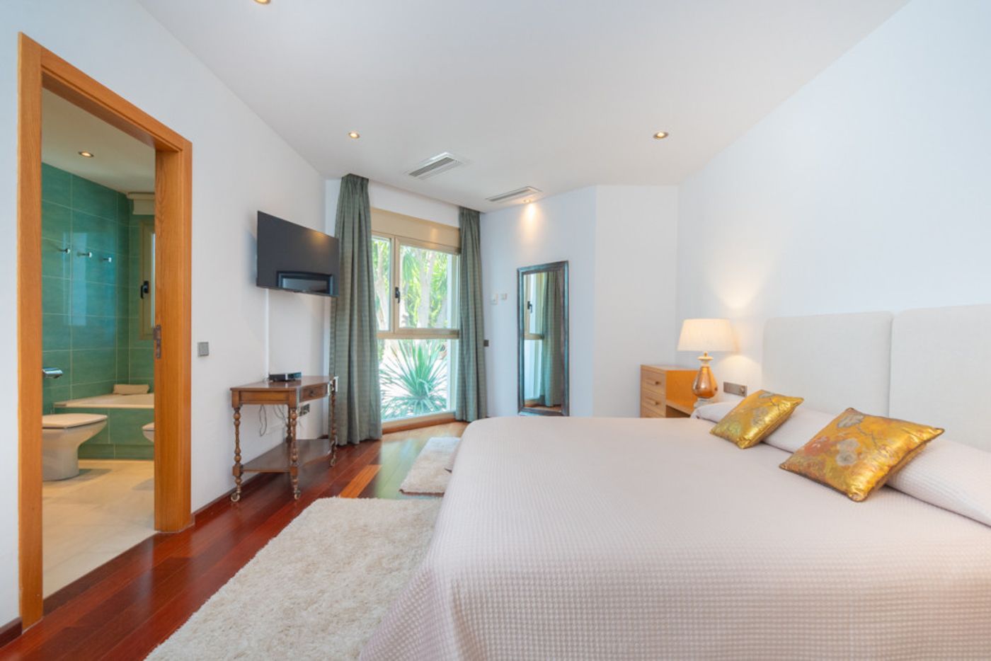 Villa de lujo cerca de Ibiza, con licencia turística y exteriores espectaculares
