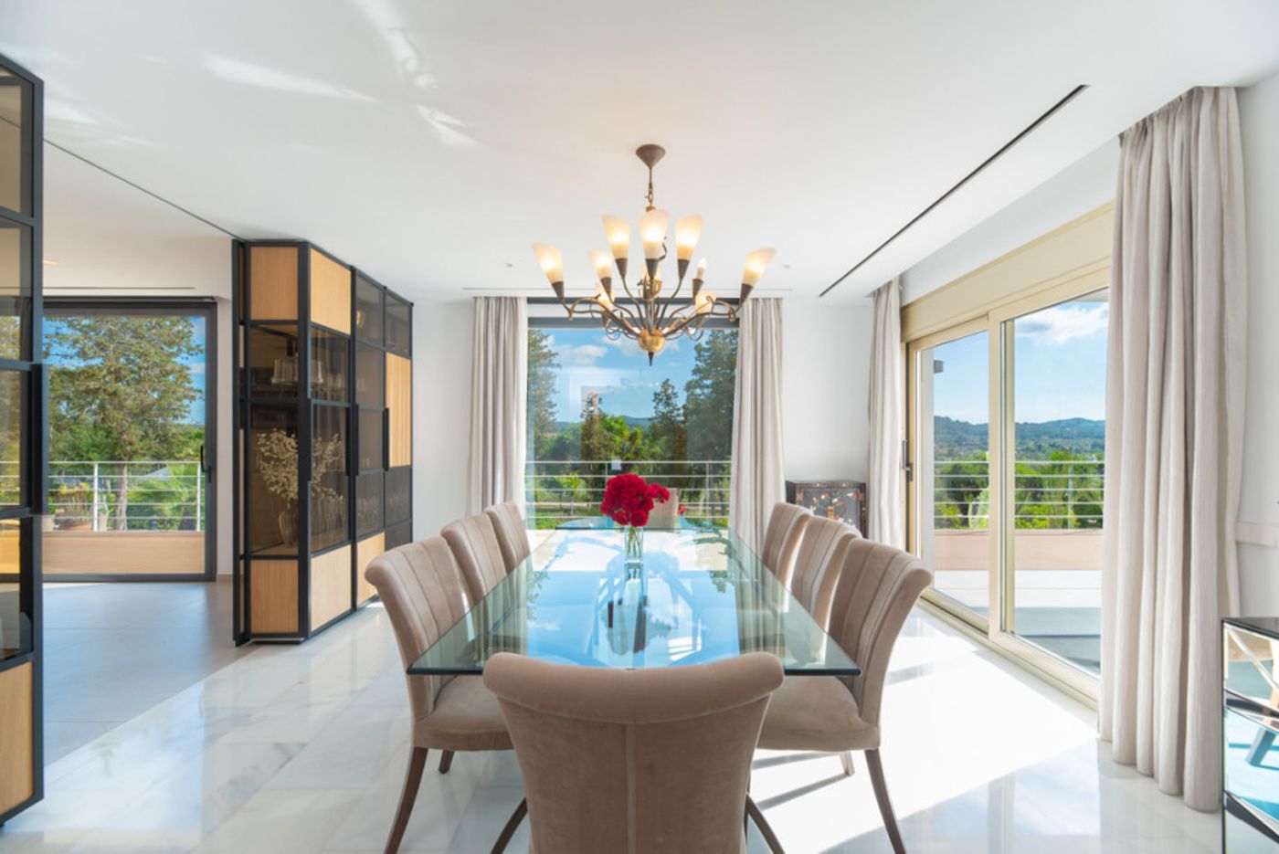 Villa de lujo cerca de Ibiza, con licencia turística y exteriores espectaculares