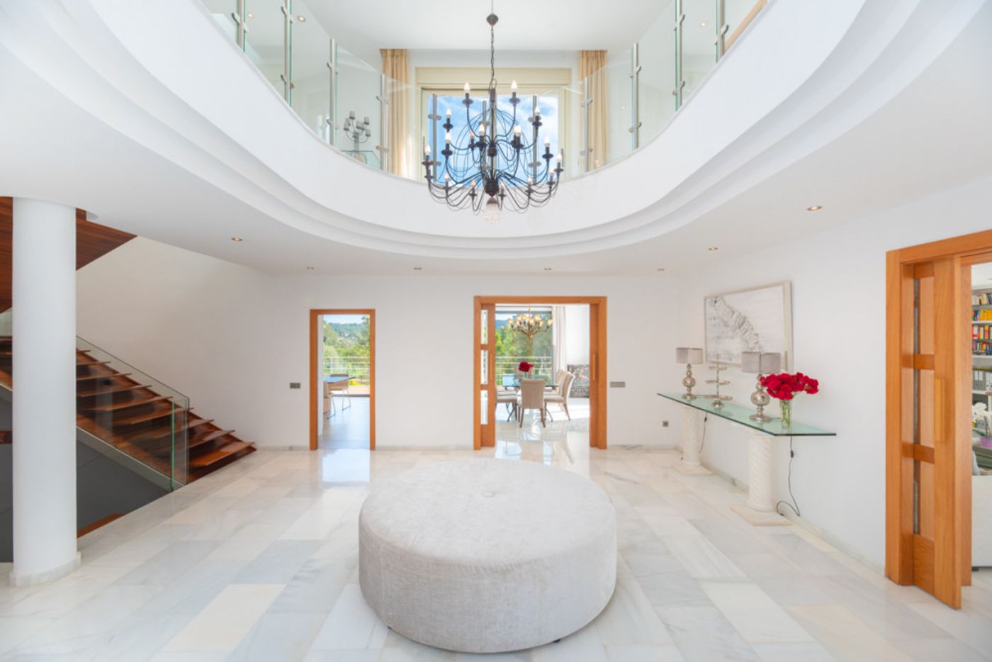 Villa de lujo cerca de Ibiza, con licencia turística y exteriores espectaculares