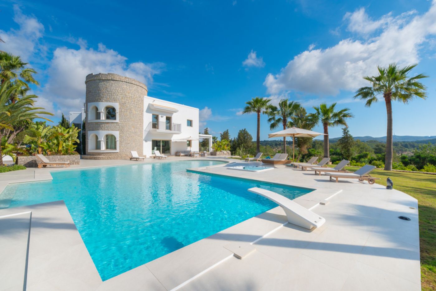 Villa de lujo cerca de Ibiza, con licencia turística y exteriores espectaculares