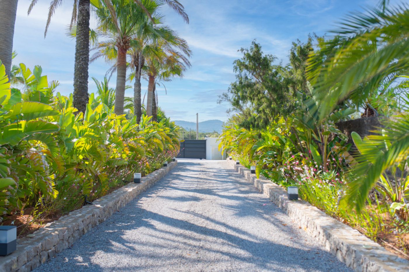 Villa de lujo cerca de Ibiza, con licencia turística y exteriores espectaculares