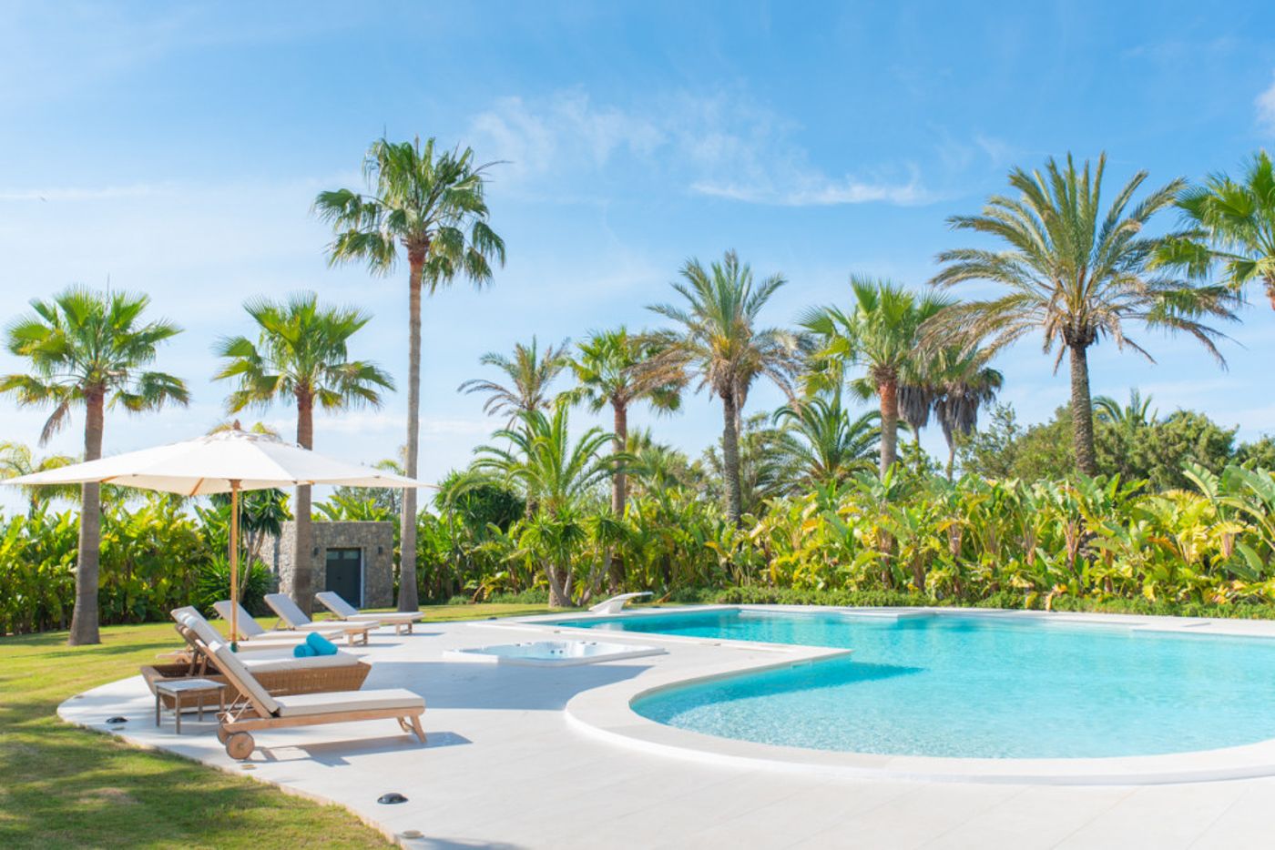 Villa de lujo cerca de Ibiza, con licencia turística y exteriores espectaculares