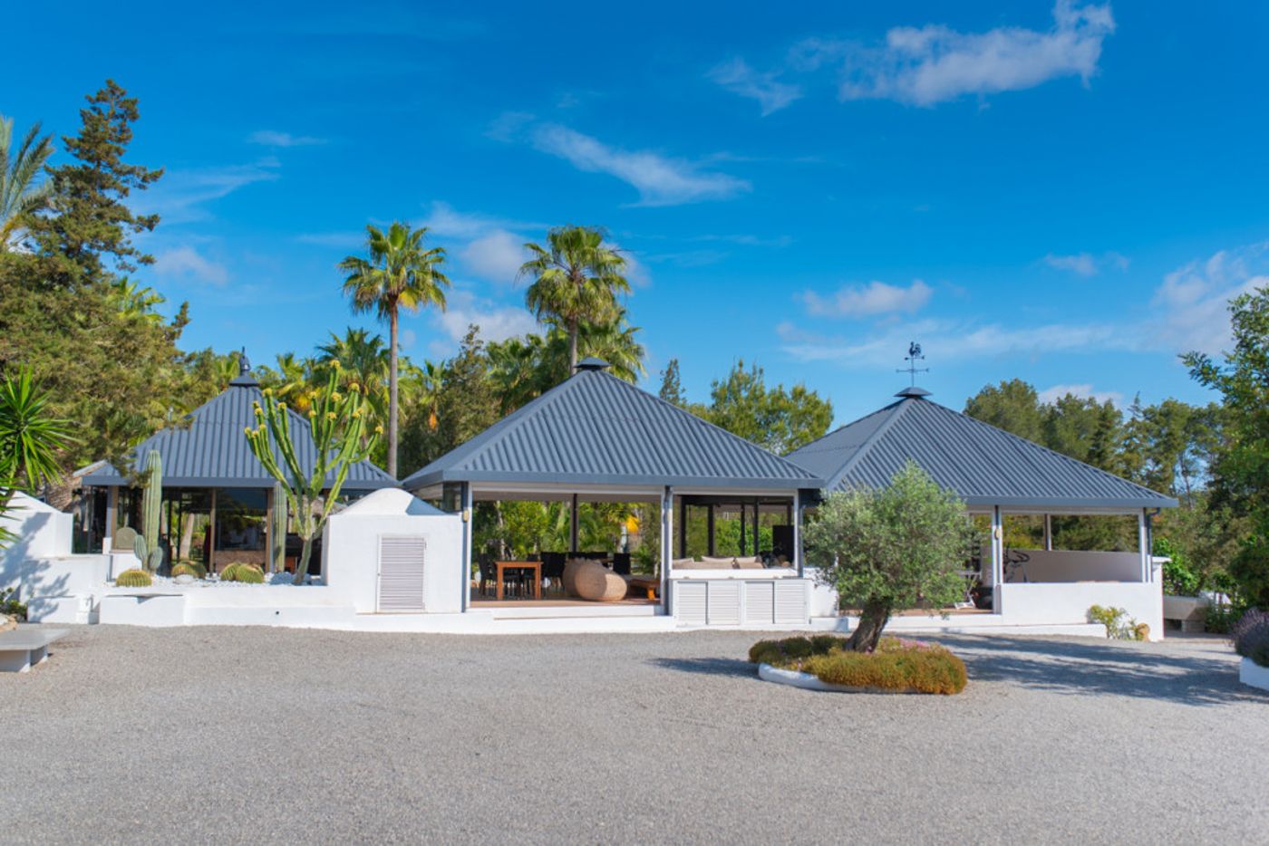 Villa de lujo cerca de Ibiza, con licencia turística y exteriores espectaculares