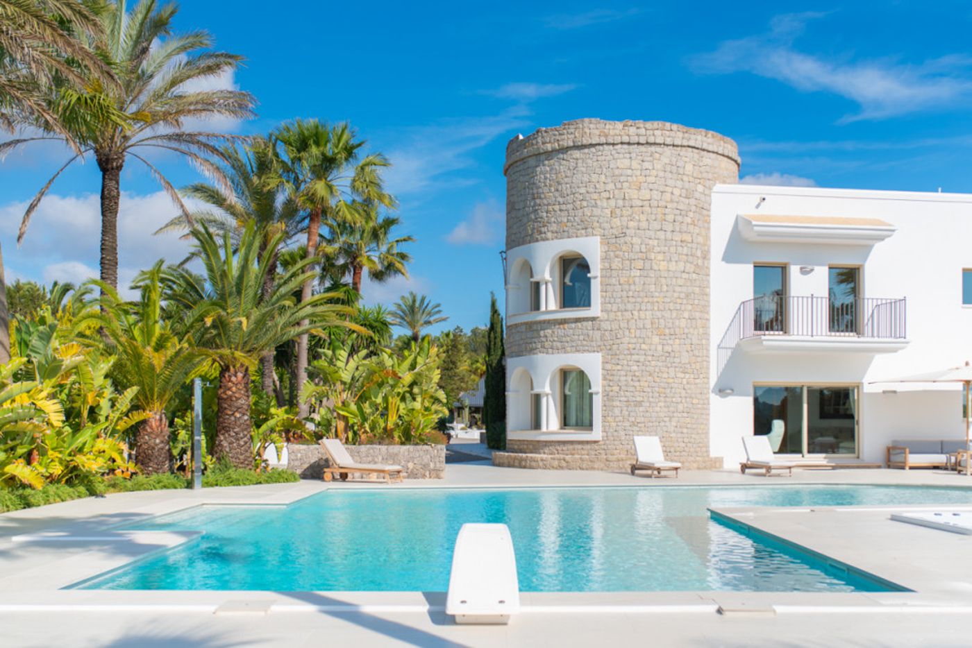 Villa de lujo cerca de Ibiza, con licencia turística y exteriores espectaculares