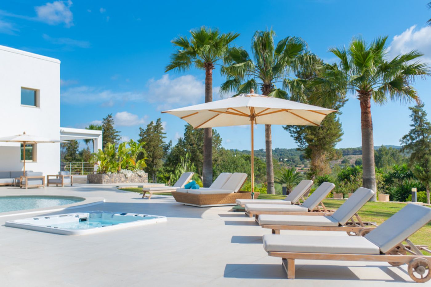 Villa de lujo cerca de Ibiza, con licencia turística y exteriores espectaculares