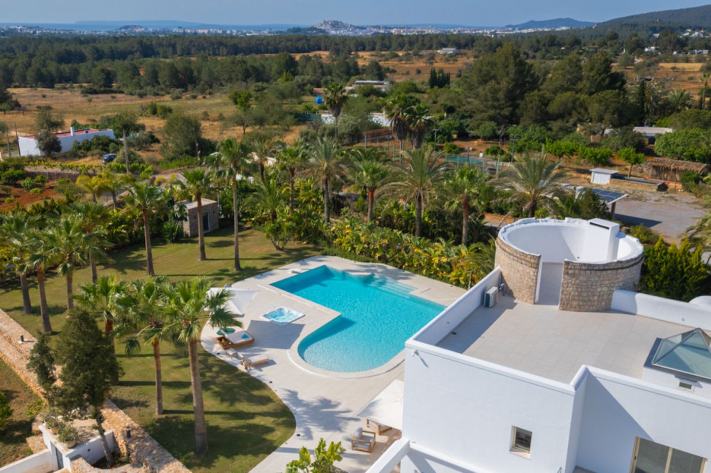 Villa de lujo cerca de Ibiza, con licencia turística y exteriores espectaculares