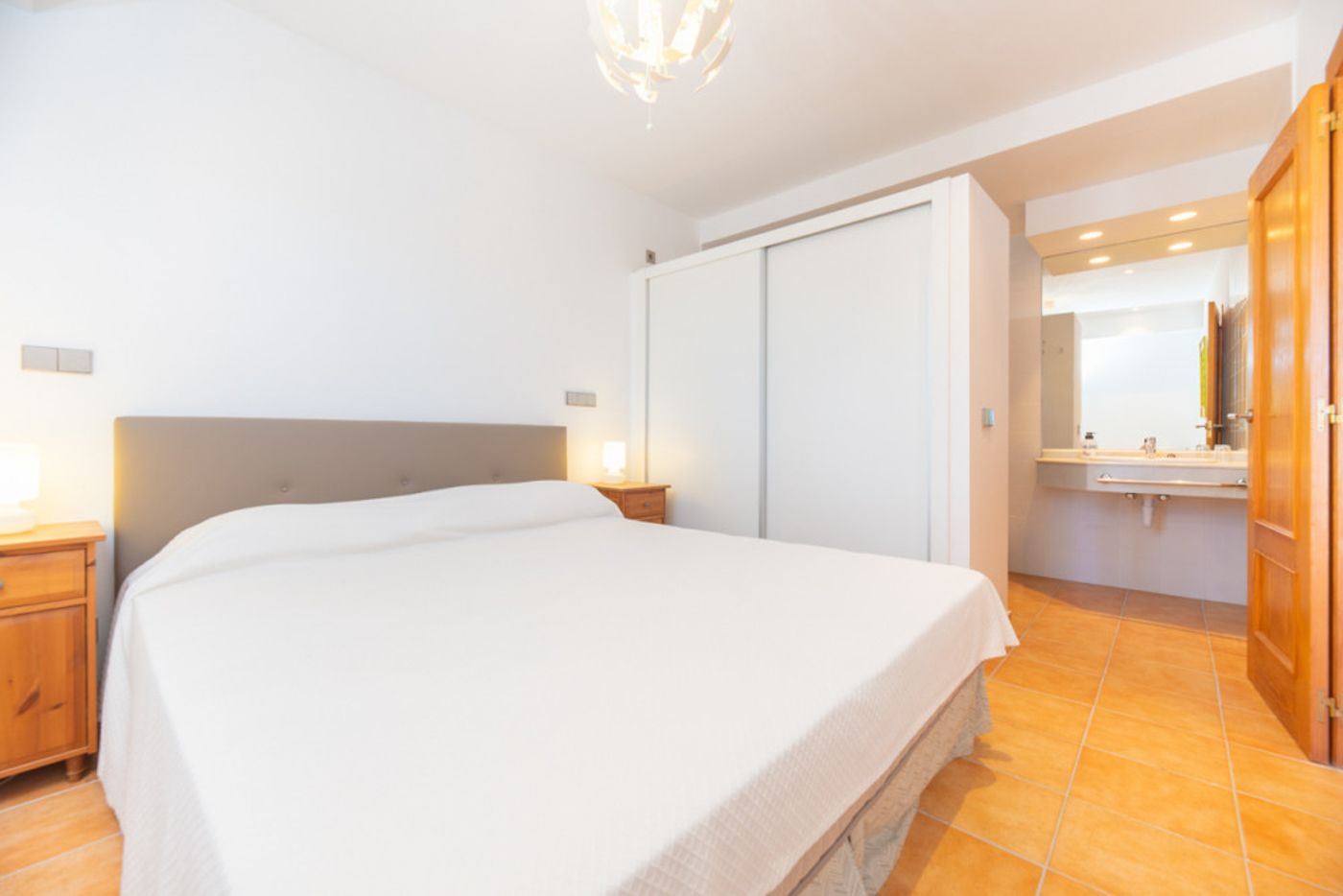 Villa de lujo cerca de Ibiza, con licencia turística y exteriores espectaculares