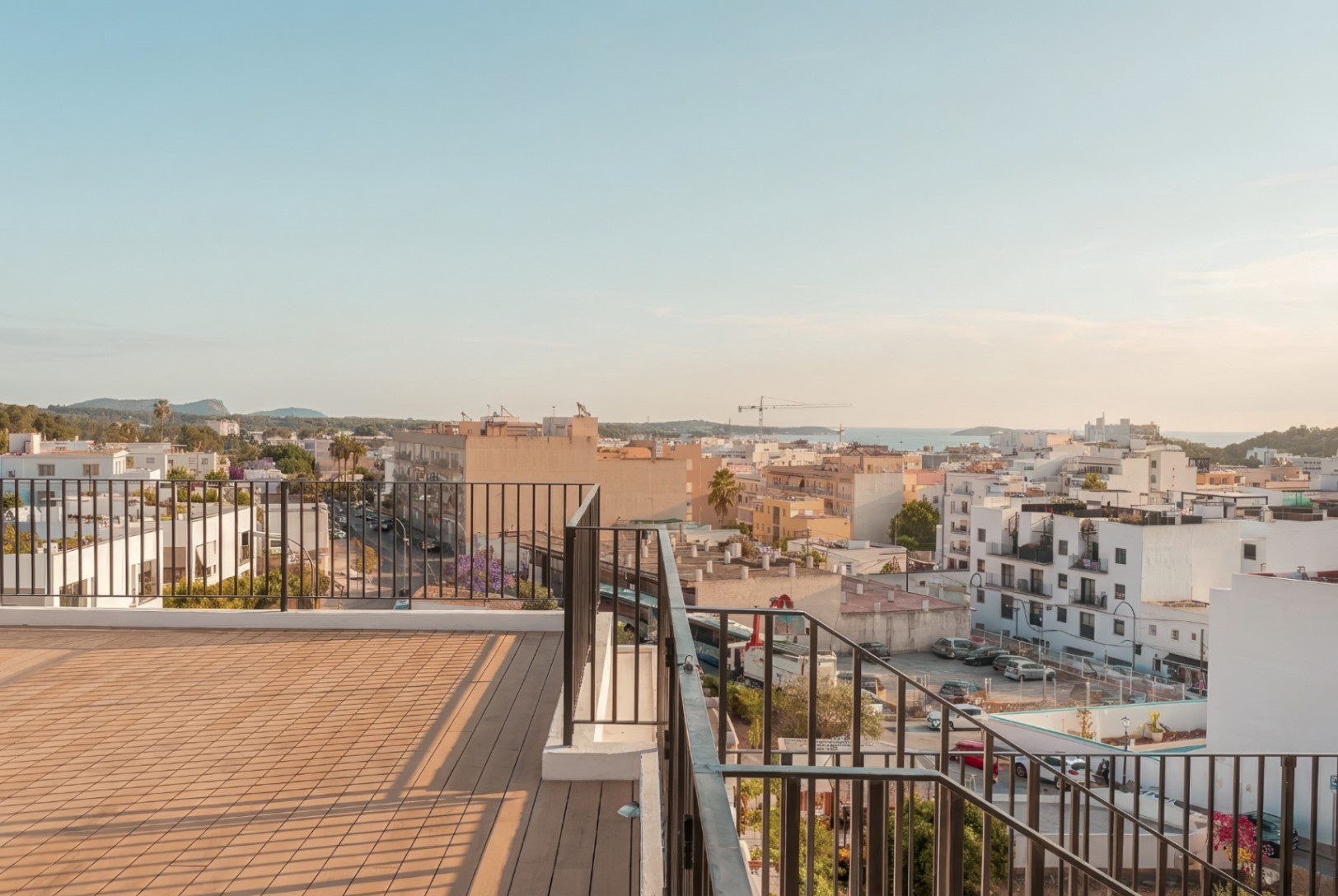 Apartamento de diseño de dos dormitorios con aparcamiento privado en Santa Eulalia