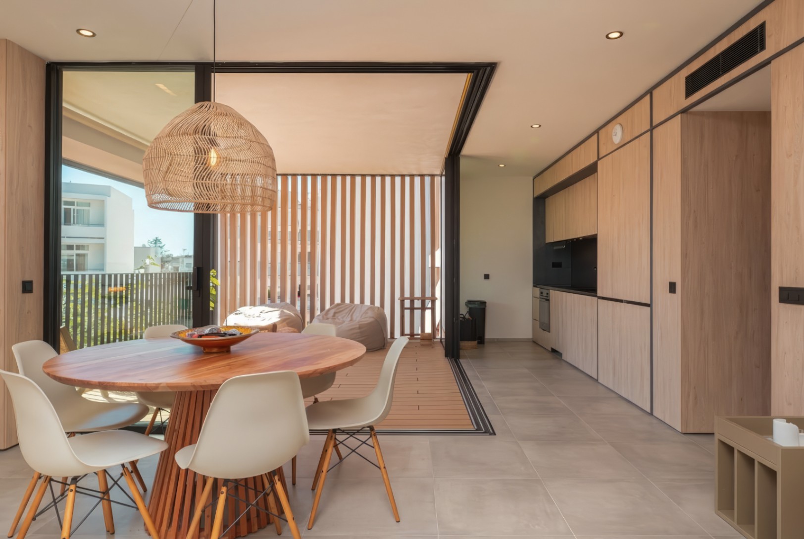 Apartamento de diseño de dos dormitorios con aparcamiento privado en Santa Eulalia