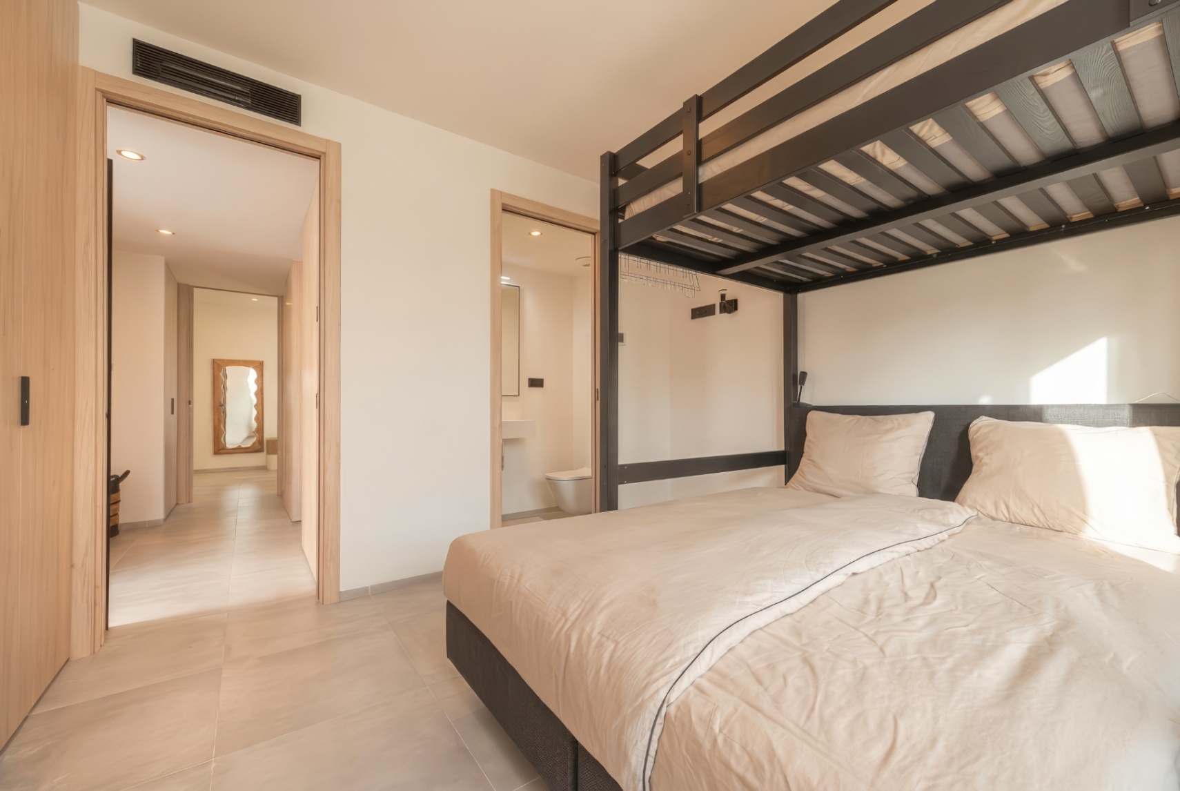 Apartamento de diseño de dos dormitorios con aparcamiento privado en Santa Eulalia