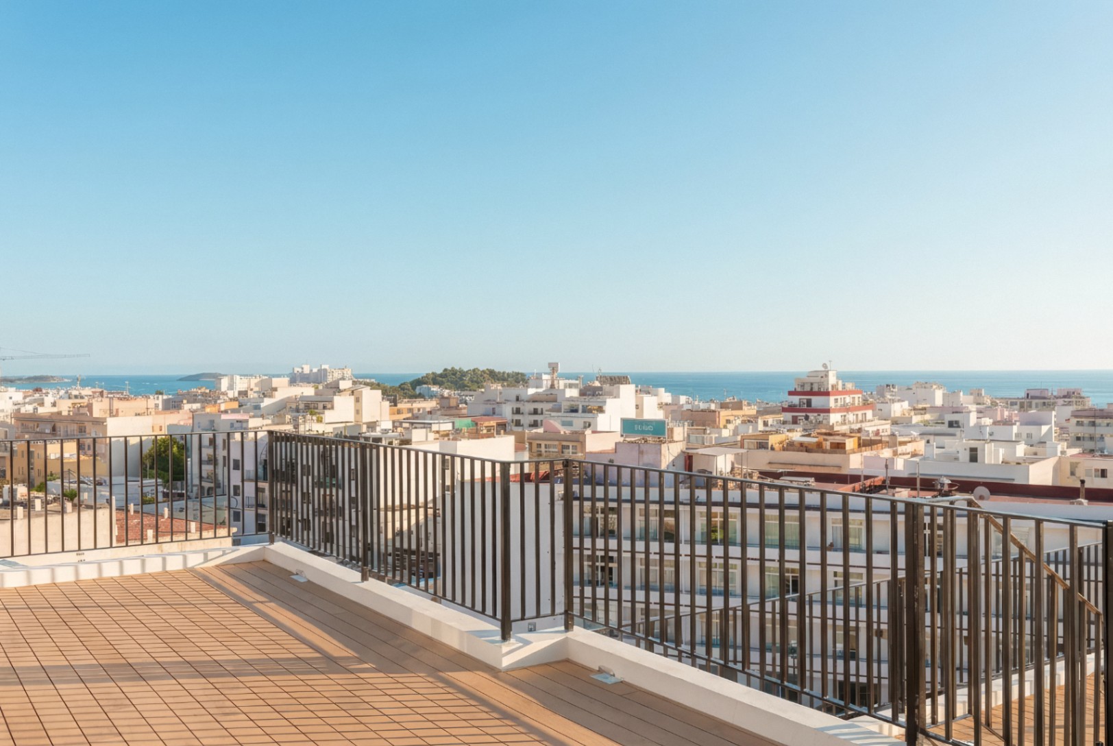 Apartamento de diseño de dos dormitorios con aparcamiento privado en Santa Eulalia