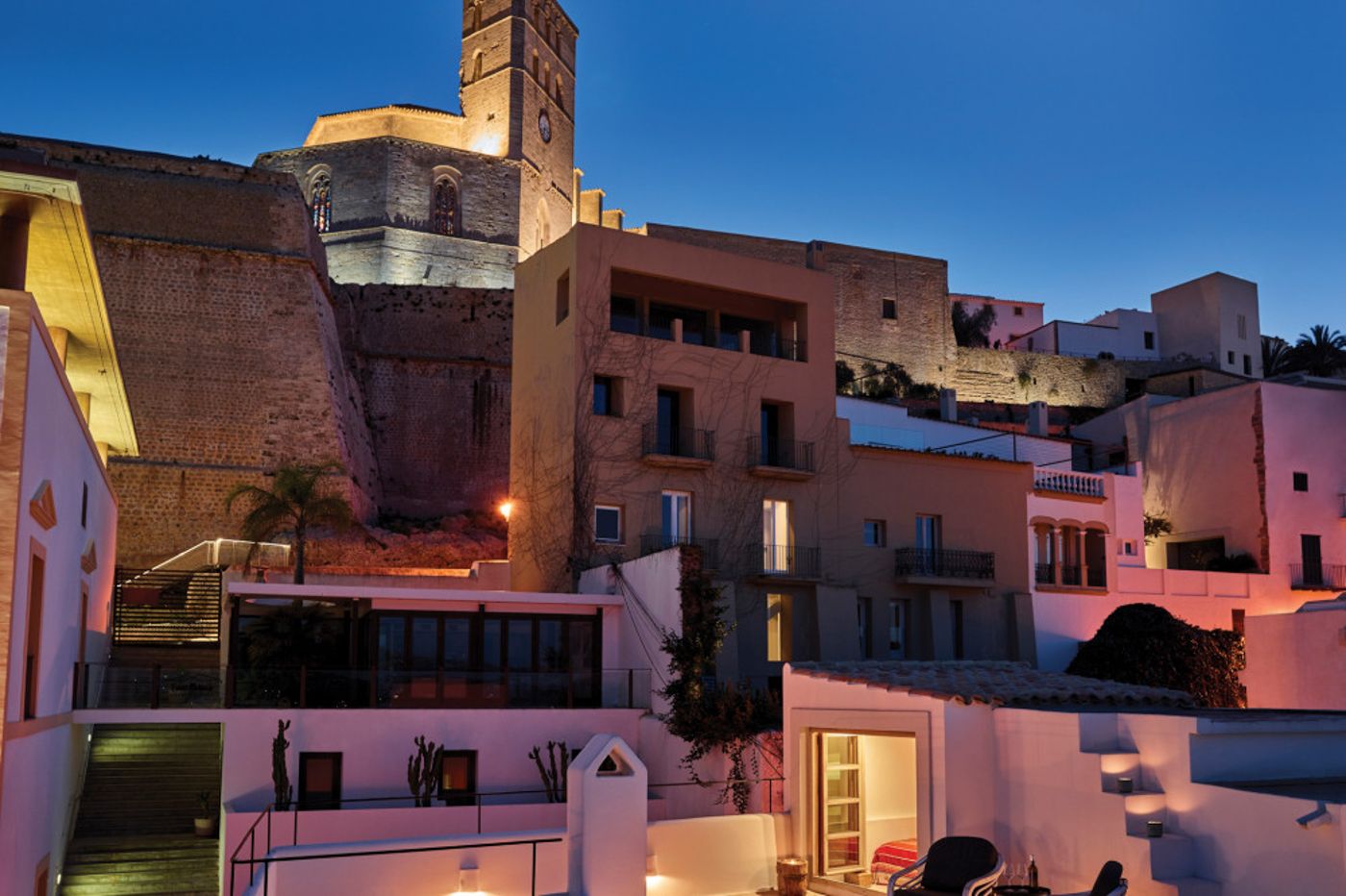 Ático de lujo en Dalt Vila con terraza en la azotea y vistas de 360°