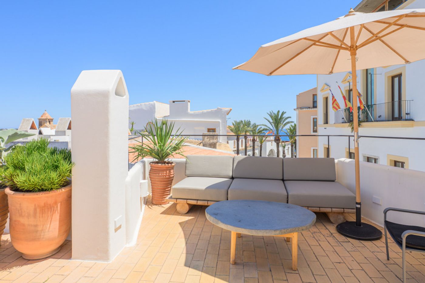 Ático de lujo en Dalt Vila con terraza en la azotea y vistas de 360°