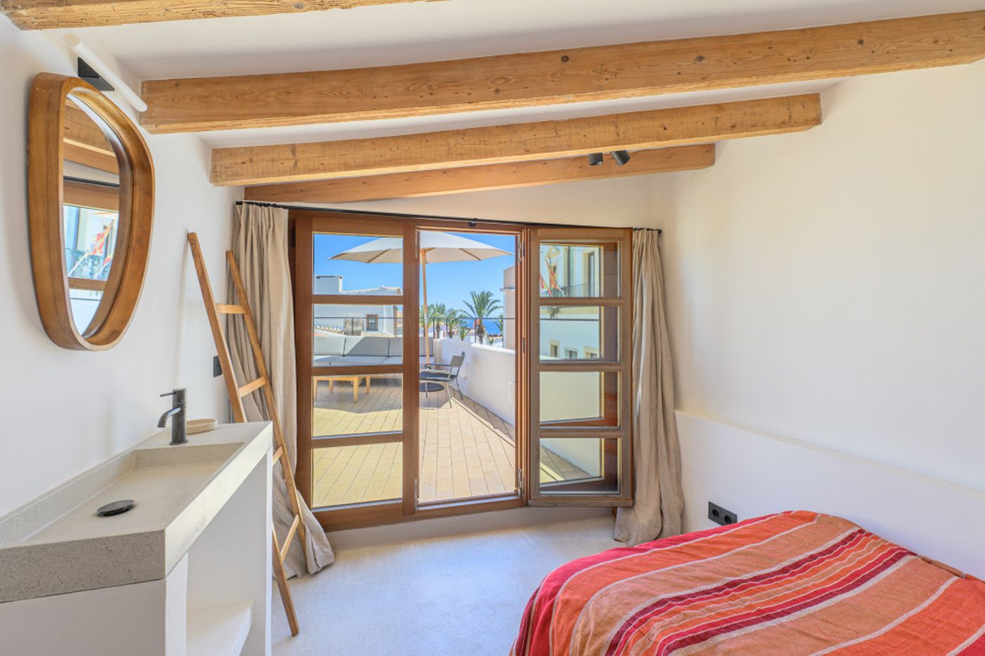 Ático de lujo en Dalt Vila con terraza en la azotea y vistas de 360°