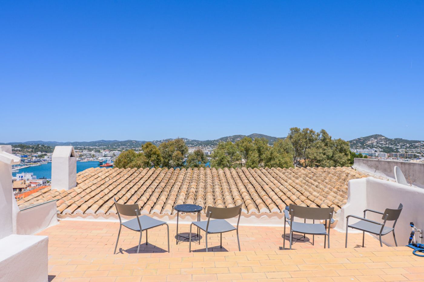 Ático de lujo en Dalt Vila con terraza en la azotea y vistas de 360°