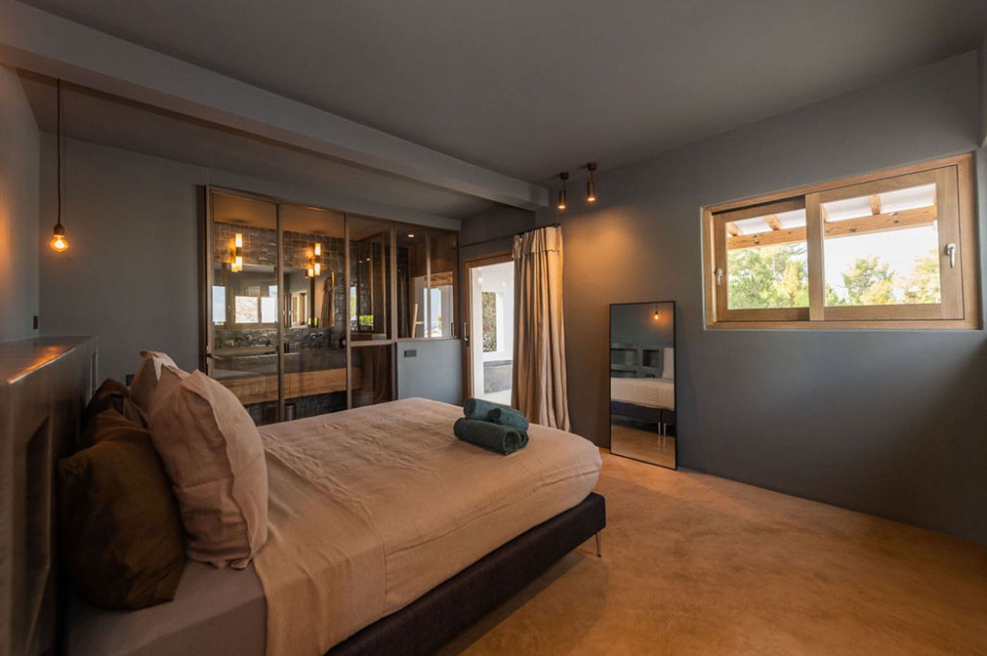 Gerenoveerde villa met 7 slaapkamers en prachtig uitzicht op zee