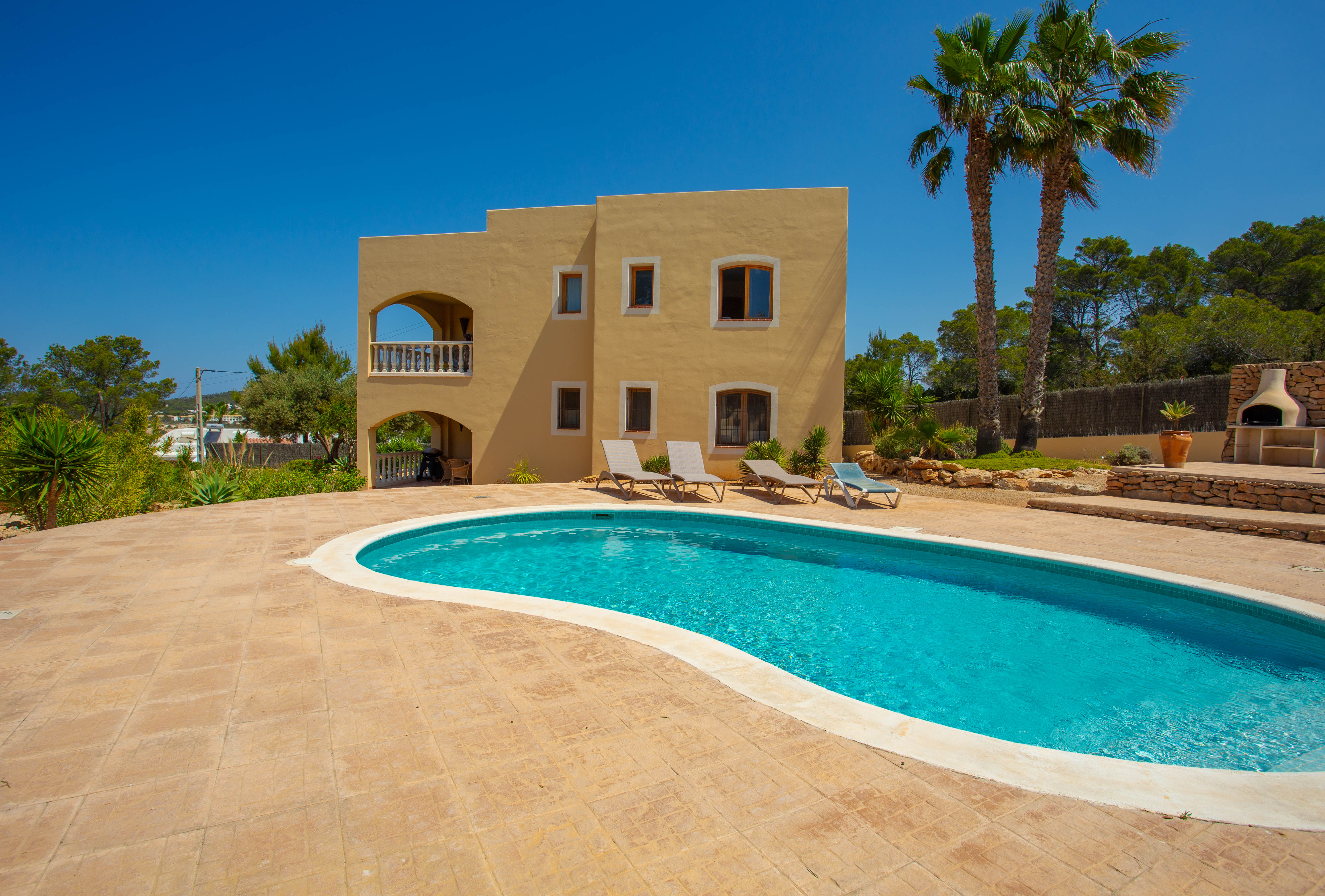 Dos casas unifamiliares independientes con piscina