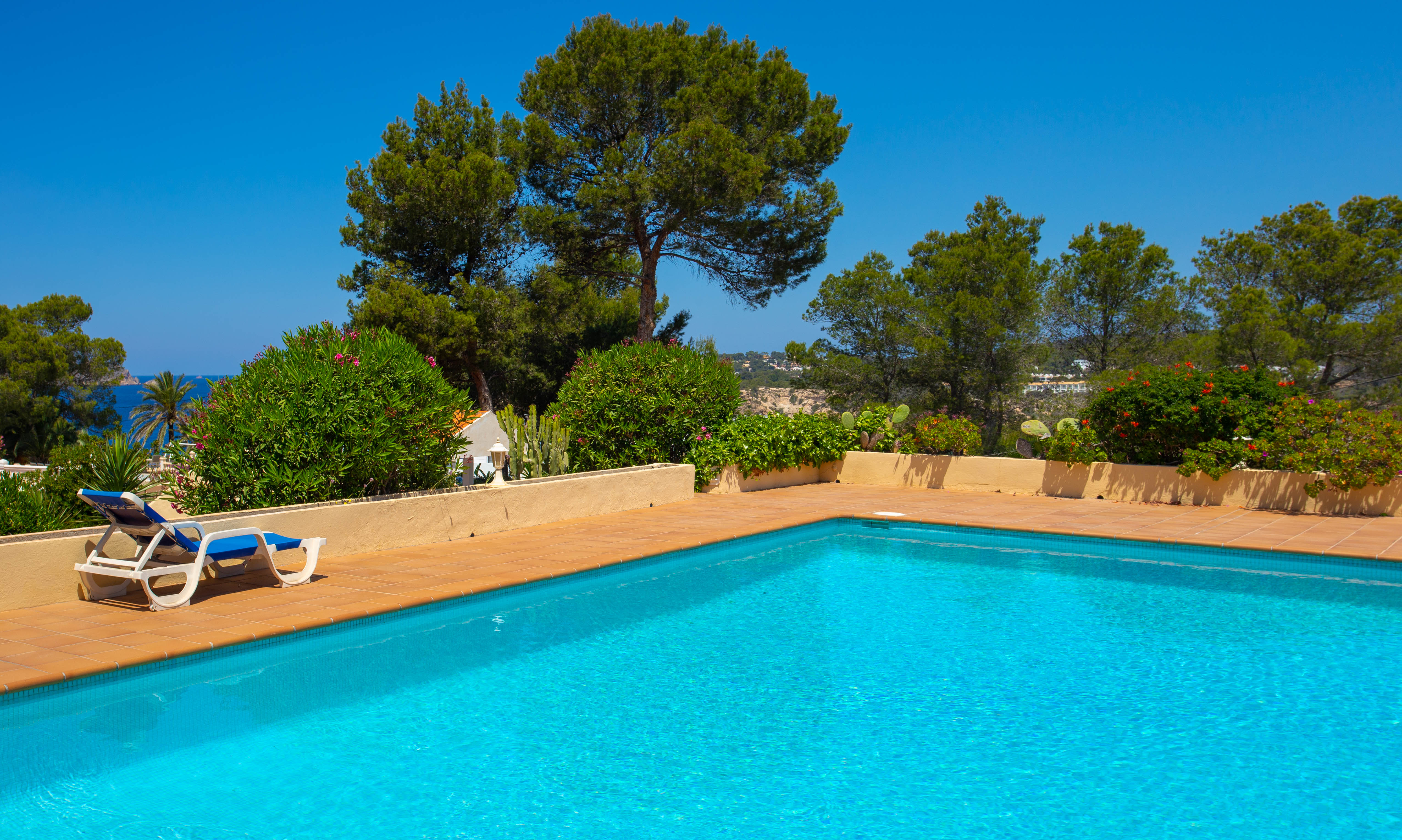 Prachtige villa met uitzicht op zee en het zwembad.