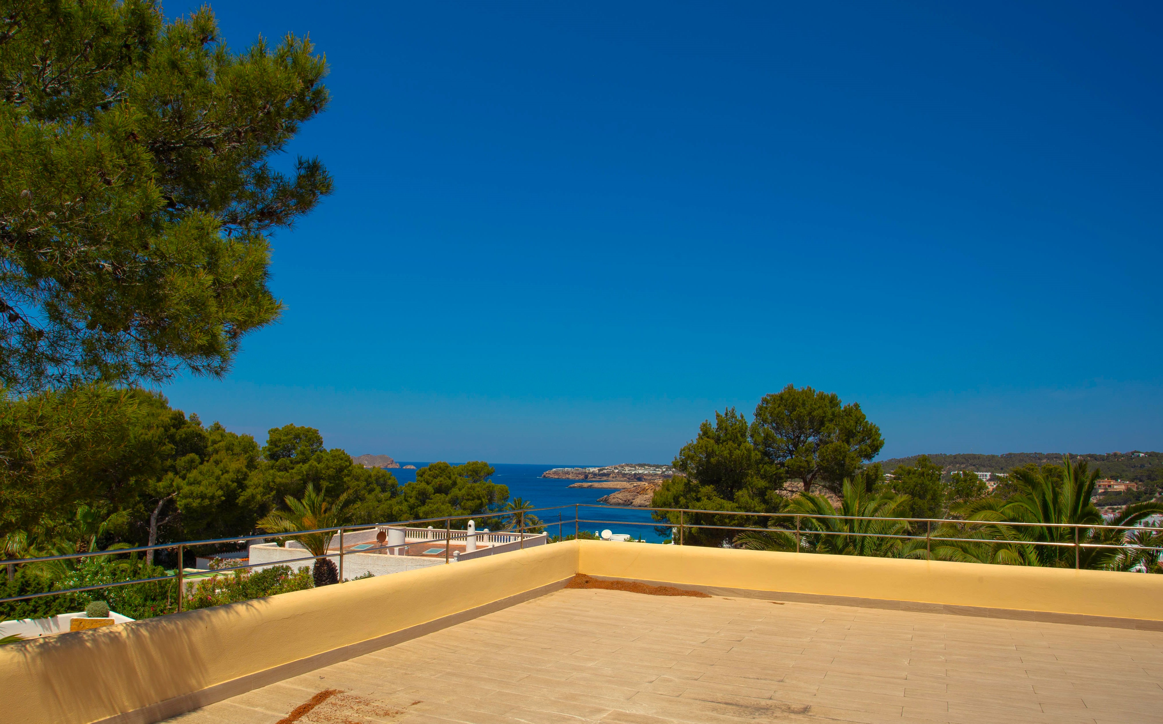 Belle villa avec vue sur la mer et piscine.